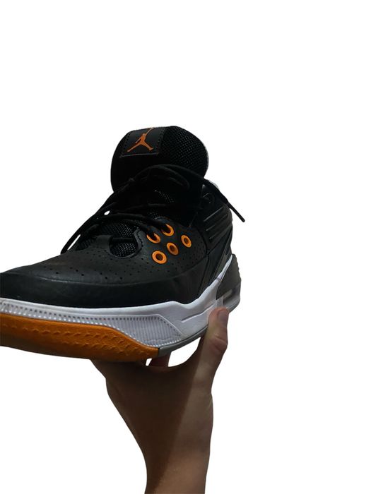 Adidasi  jordan negri marimea 37