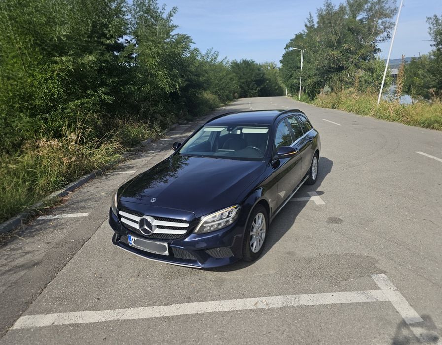 Mercedes C180 parcheaza singura camera navi mare piele km reali