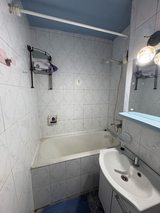 Vand apartament cu 2 camere decomandat in zona crihala