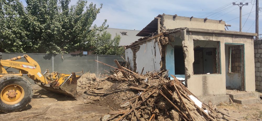 Demolari case  execut săpături etc