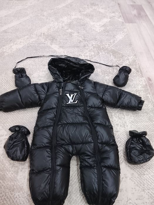 Продам детский комбинезон новый