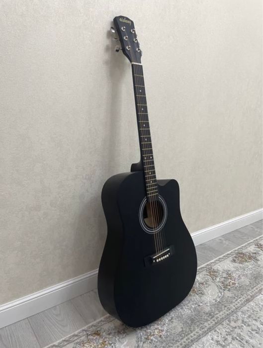Продам гитару акустическую, новую.