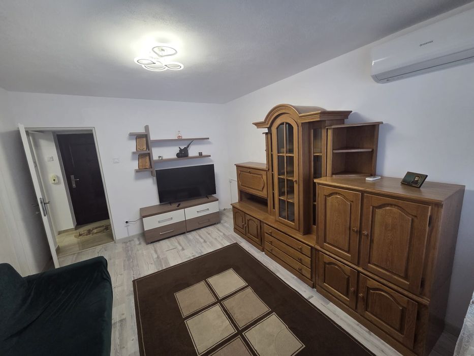 Inchiriez apartament.