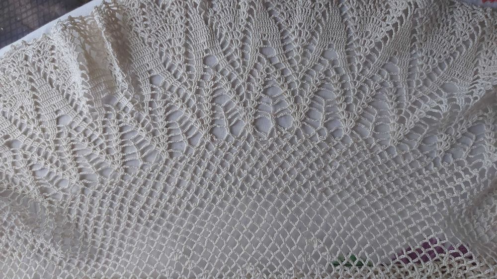 Продавам покривки за кръгла маса на една кука