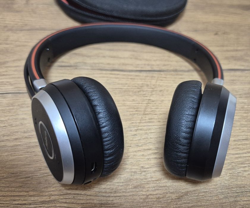 Căști Profesionale Jabra Evolve 65 UC + Husă – Ca noi 
După cum se vede în poze căștile sunt ca și noi