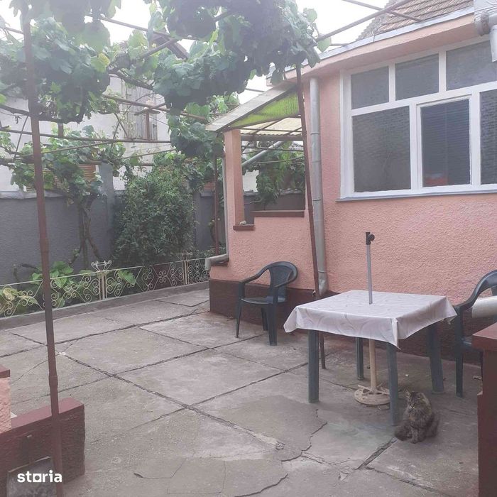 Casă cu 4 camere și garaj în Micalaca