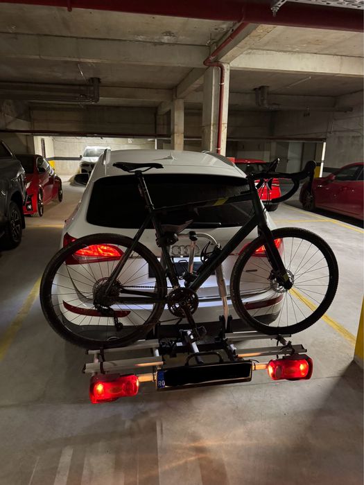 Gravel bike si suport auto pentru biciclete