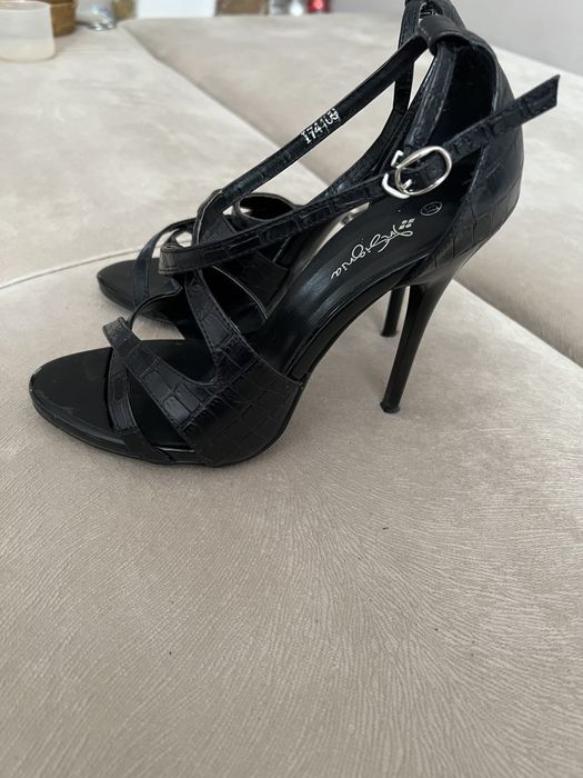 Женские босоножки