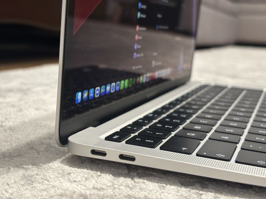 MacBook Air 2020, M1 - condiție excelentă, 8GB RAM, 86% baterie, 256GB