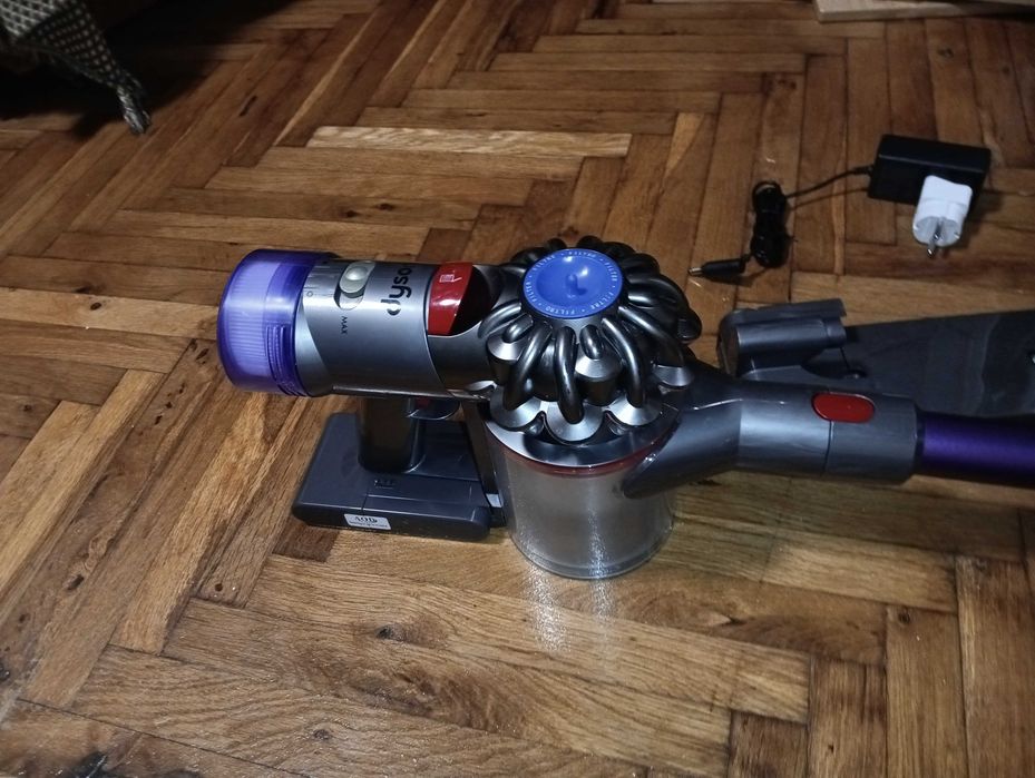 Много добра прахосмукачка Dyson V8 с нова батерия и аксесоари