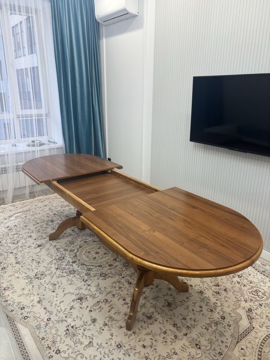 Гостиный стол деревянный