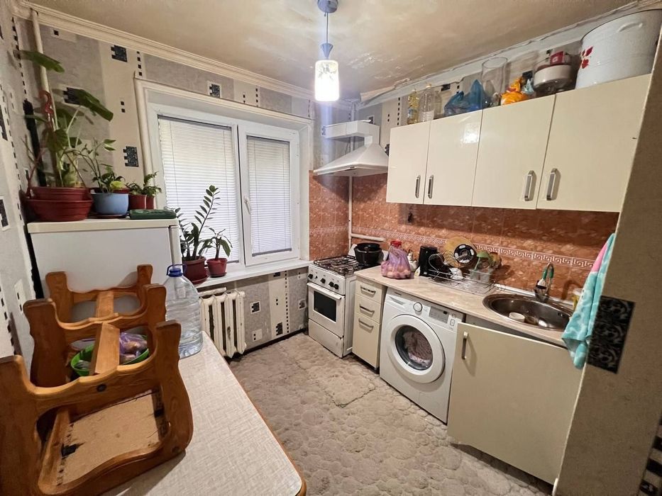 *3 ком/ 1 этаж/ 4 этажка. Кирпичный дом. Ор-р кафе Олмос