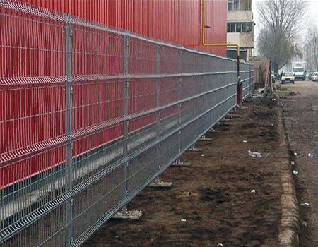 Realizăm garduri din plasă bordurata