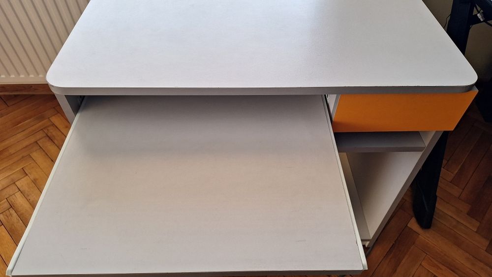 Продавам компютърно (ученическо) бюро