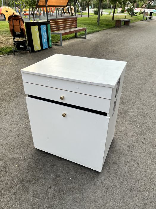 Продам б/у тулатные столики, камод
