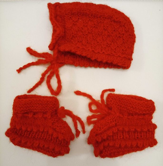 Бебешки терлици и шапка - ръчно плетиво