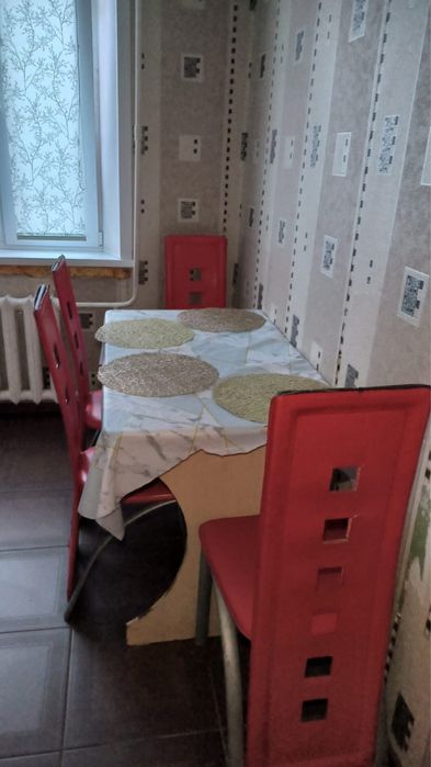 Отдам бесплатно стол со стульями