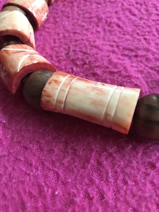 Колие с дървени елементи