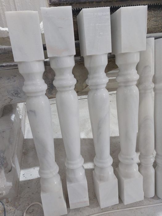 Balustri și pilaștri din piatră naturală – execuție de calitate