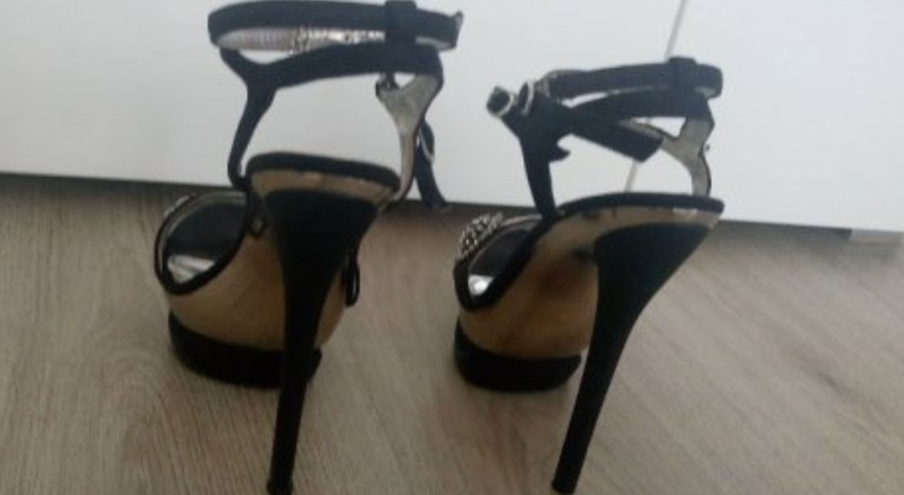 Сандали на висок ток