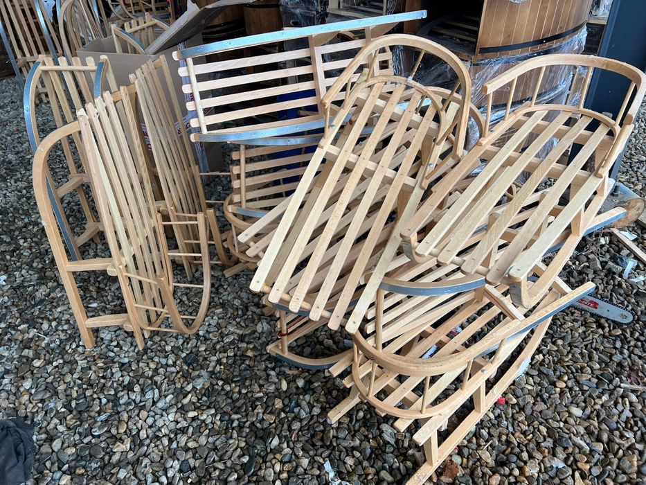 Sanie din lemn cu spatar