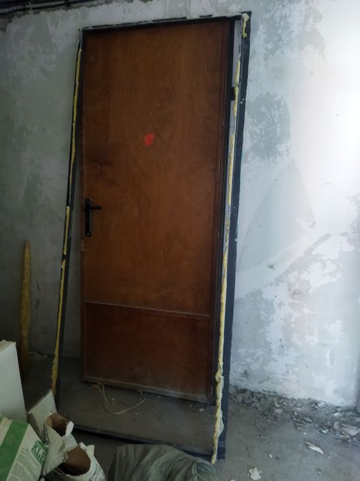 Продам железную дверь