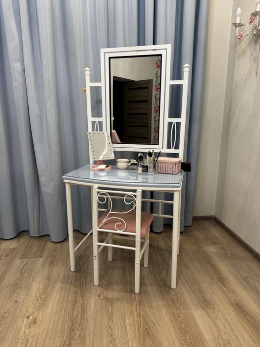 Продам туалетный столик
