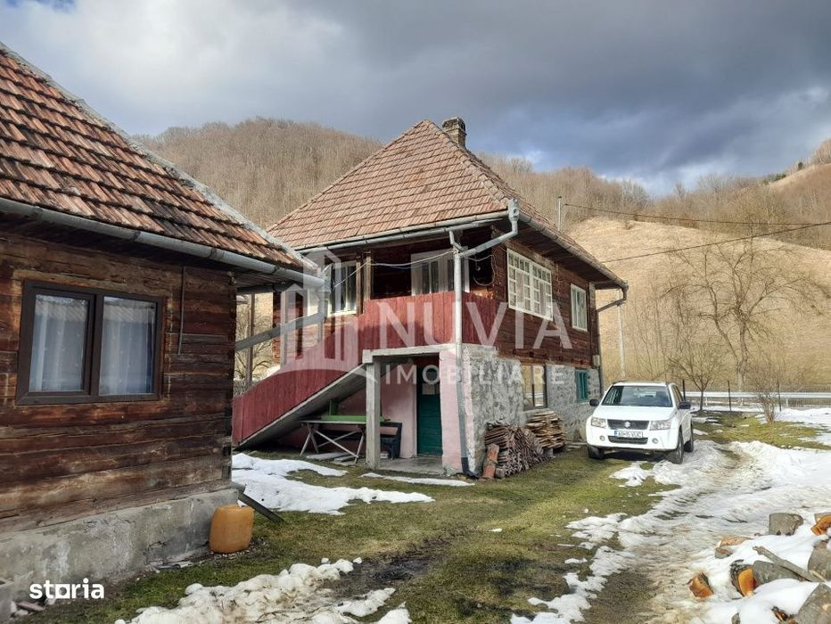 Corp de 2 case individuale, zona Intregalde, 130mp utili si 1035 mp te