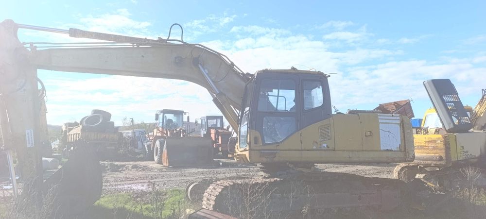 Dezmembrez Komatsu PC 200 PC 210 PC 230