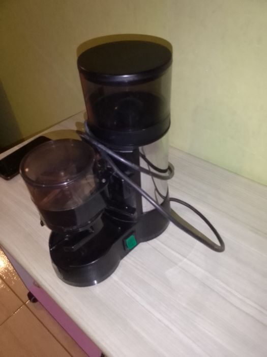 Vând râșniță cafea la pavoni joli