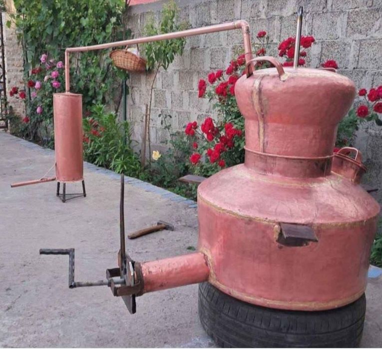 Vand cazane de facut tuica din cupru alimentar avem pe stoc de 80 de litri 
- 100 de litri 
- 120 de litri 
- 140 de litri 
- 160 de litri 
Se pot fa