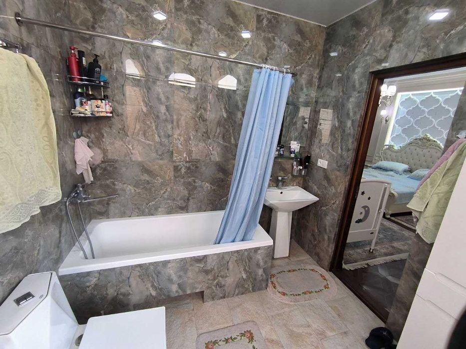 Sotiladi Amir Temur mahallada 2 qavatli uy 12 sotix, mo'ljal BM Univer