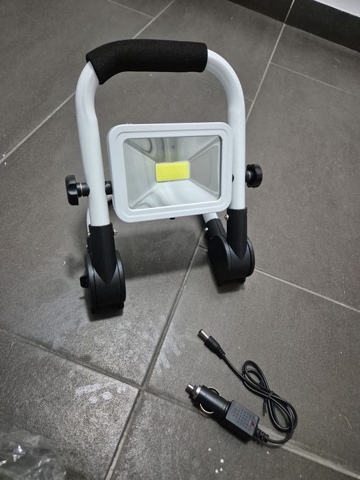 Lampa led cu suport, incarcare priza auto