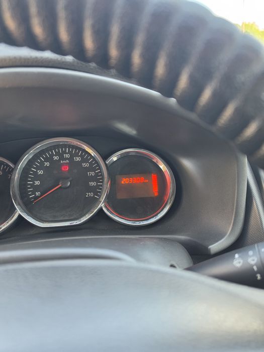 Продавам Дачия Сандеро