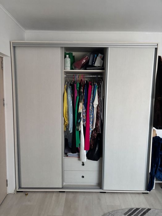 Șifonier 3 uși în stare foarte buna