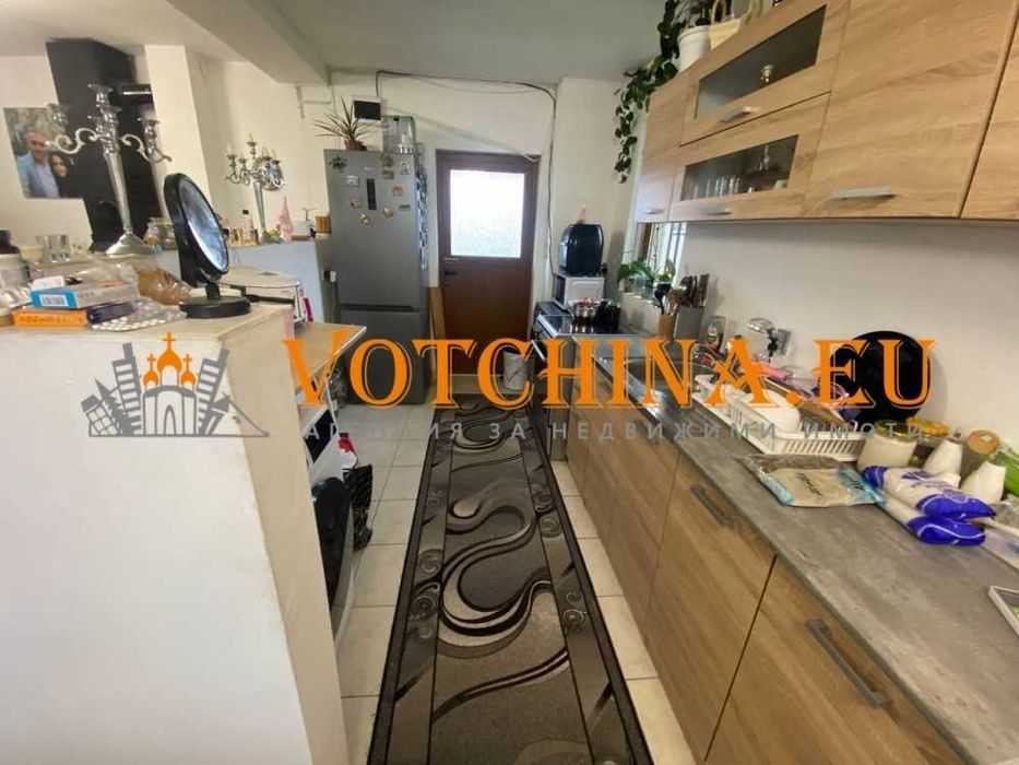 Двуетажна къща с двор в село Безводица