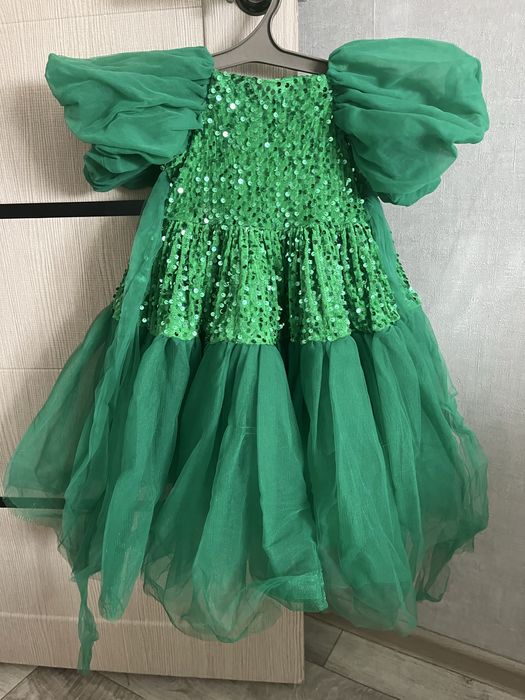 Продам платья для девочки 3-4 года