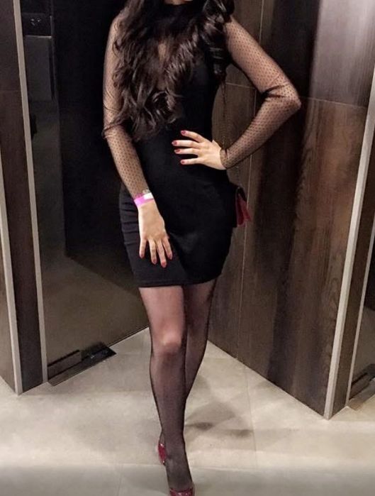 Rochie neagra scurta, cu maneci plasa si decolteu in V plasa