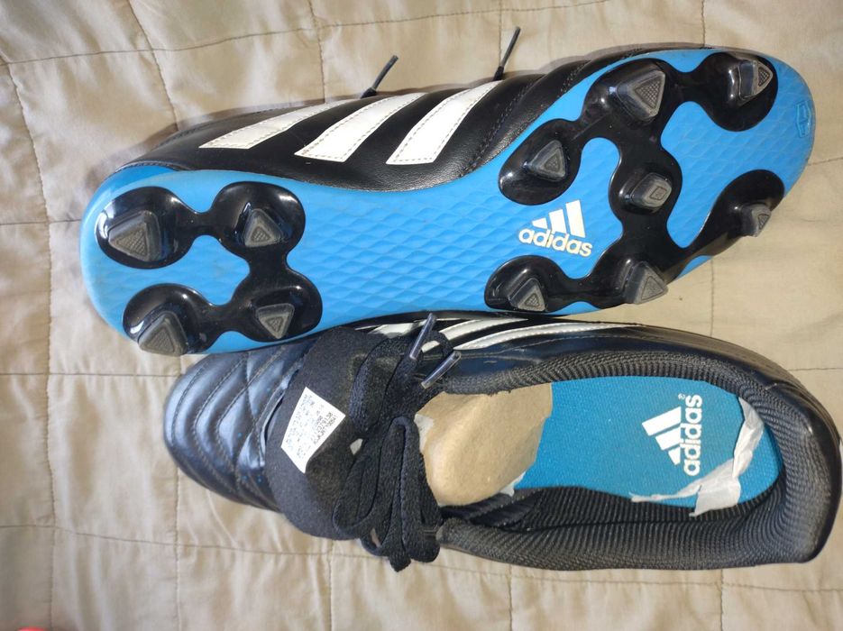 Футболни обувки чисто нови