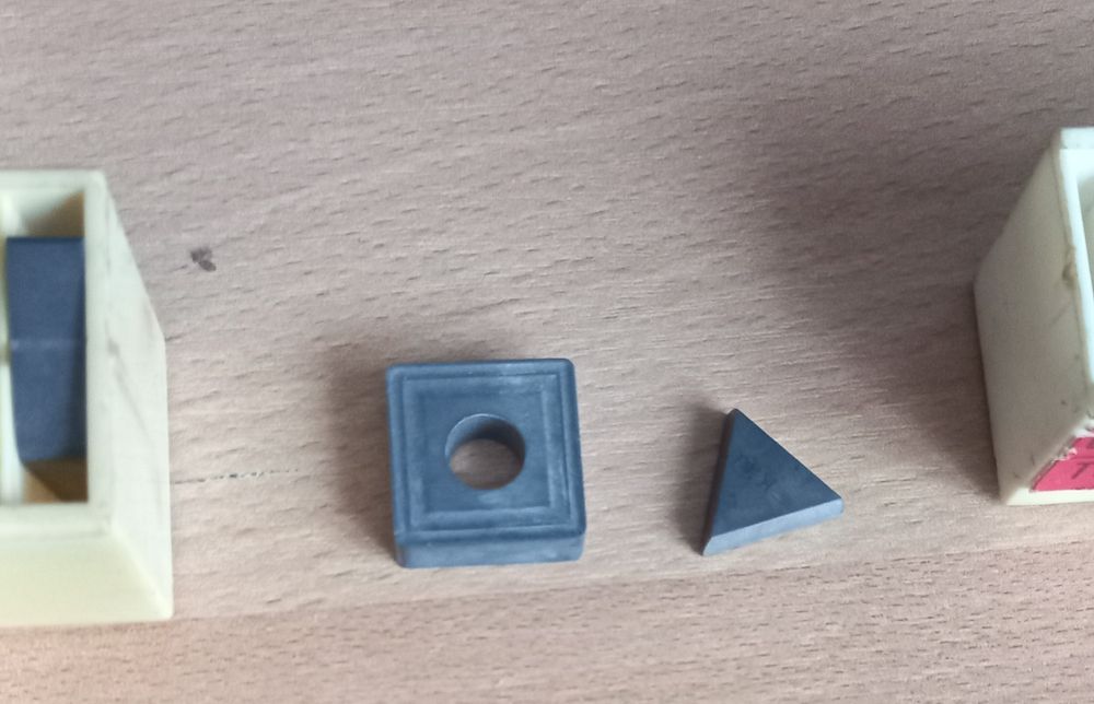 Сменяема твърдосплавна пластина . С триъгълна форма – и квадратна