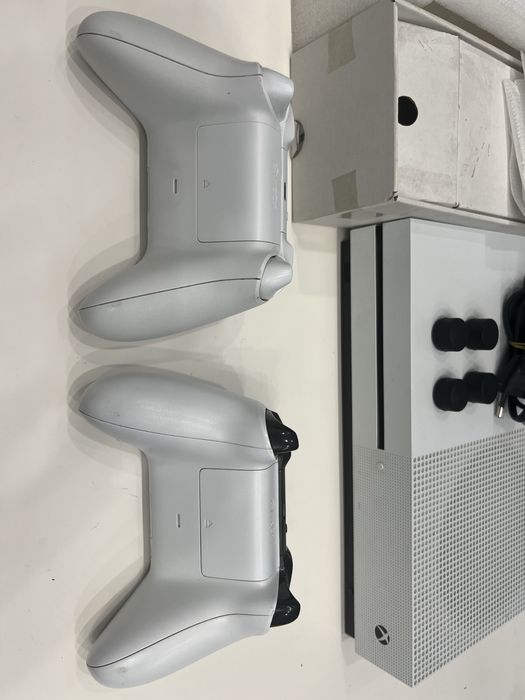 Продается Xbox One S 1ТБ