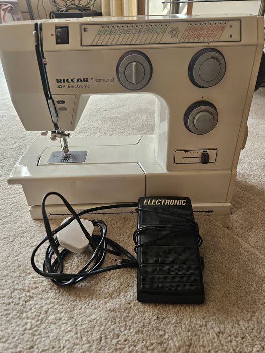 Електрическа портативна шевна машина.