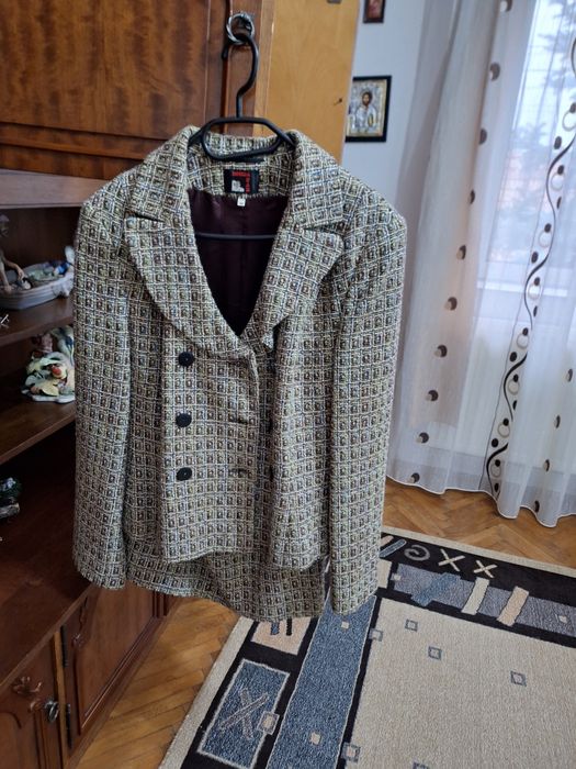 Vând costum  dama mărimea  44