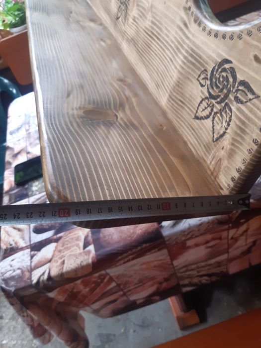 Битова етажерка с орнаменти.