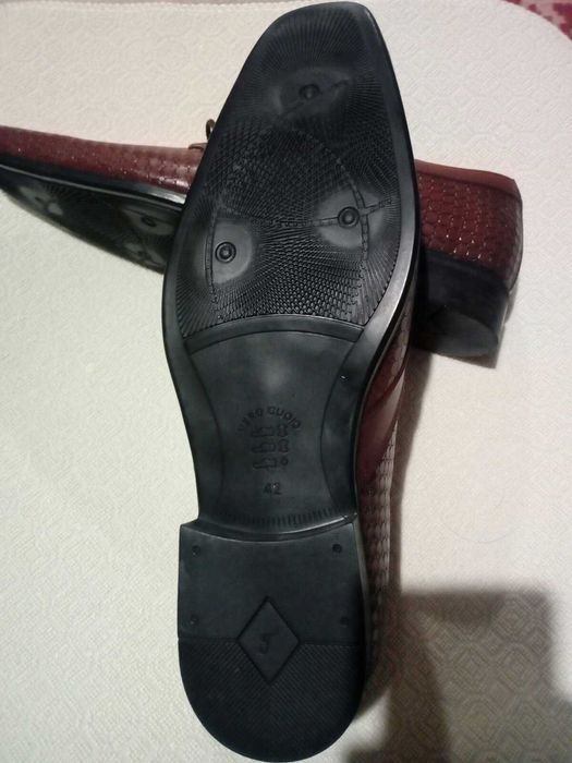 Нови много хубави кафяви обувки 42-43 номер