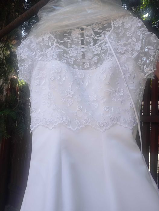 Vând rochie de mireasa făcută pe comanda din tafta și dantela , mărimea S , preț 2500 lei , tel 0744304555