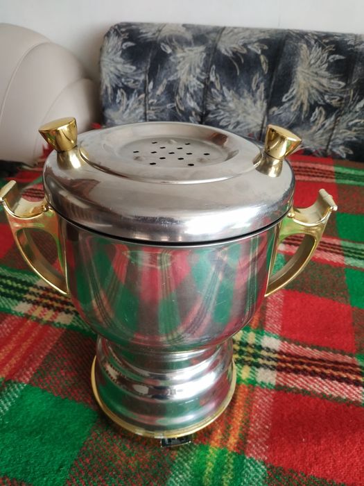 Самовар за гореща вода, чай, кафе и други напитки.