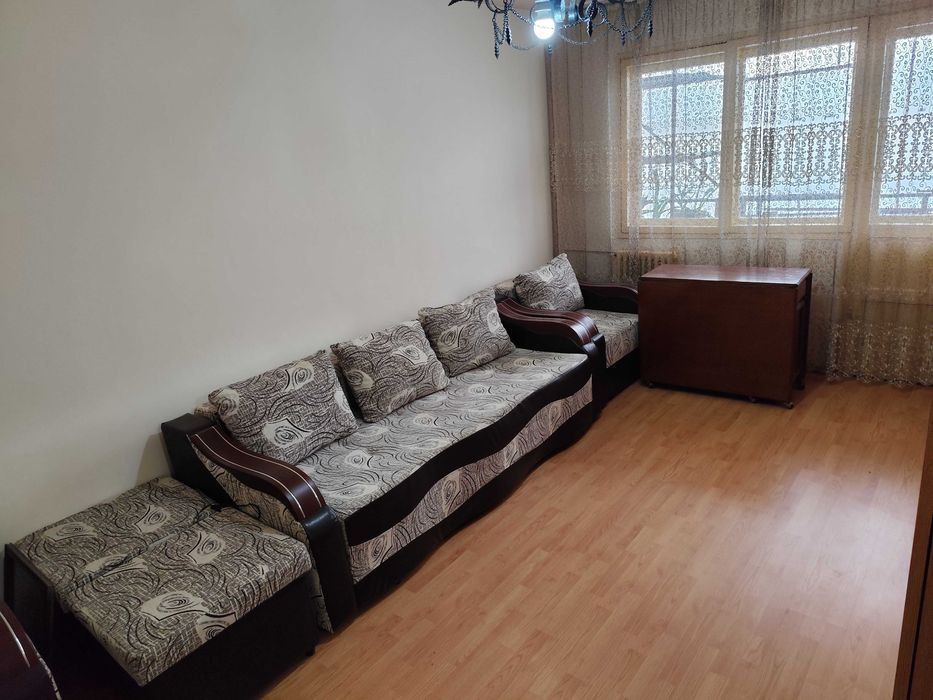 Vand Apartament  Comfort 1 Decomandat in Zona Malu Rosu
