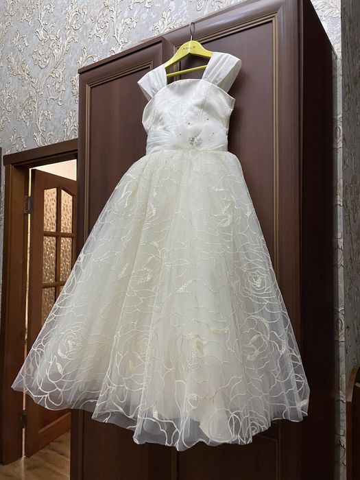 Нарядное платье для девочки на 5-7 лет