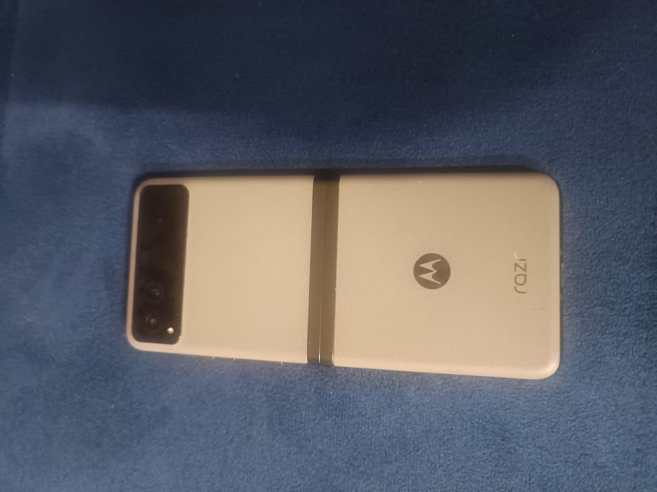 Amanet ozana vinde Motorola razr 40